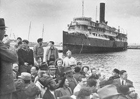 (Jes 43:5) Boat with Jews who made aliyah on July 18, 1947.