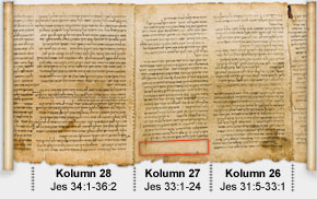 (Jes 34:1) Columns 26, 27, and 28 from the Great Isaiah Scroll, which is housed in the Israel Museum in Jerusalem. At the bottom of column 27, there is a deliberate break of three lines.