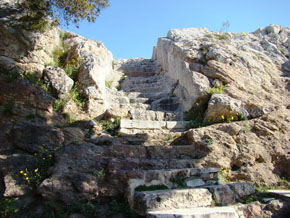 (Apg 17:19) Even today, you can walk on the carved steps where Paul climbed up to the limestone cliff called the Areopagus.